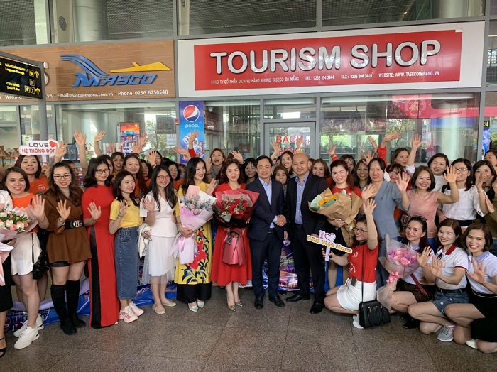 Sở Du lịch Đà Nẵng đã tổ chức lễ đón đoàn khách 700 người đến từ Hà Nội tại Cảng hàng không quốc tế Đà Nẵng.